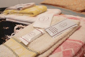 Dusche, kostenlose Toilettenartikel, Haartrockner, Handtücher