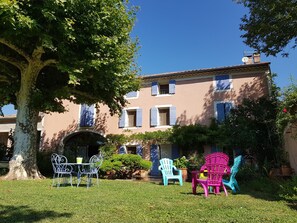 Outdoor dining - Mas Provençal with swimming pool between Avignon and Gordes (Pernes-les-Fontaines)