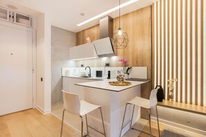 Fridge, oven, stovetop, dishwasher