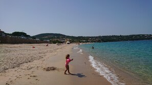 Playa en los alrededores y camastros