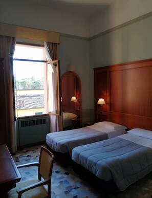 Trippelrum | 1 sovrum, duntäcken, minibar och värdeförvaringsskåp på rummet