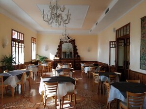 บริการอาหารเช้า อาหารกลางวัน และอาหารเย็น