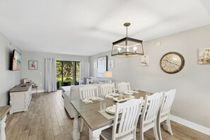 Dining - Short walk to beach access! Winter dates available! (Bradenton Beach)