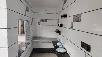 Oven, stovetop, coffee/tea maker, cookware/dishes/utensils