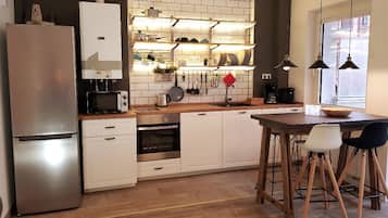 Kühlschrank, Mikrowelle, Ofen, Herdplatte