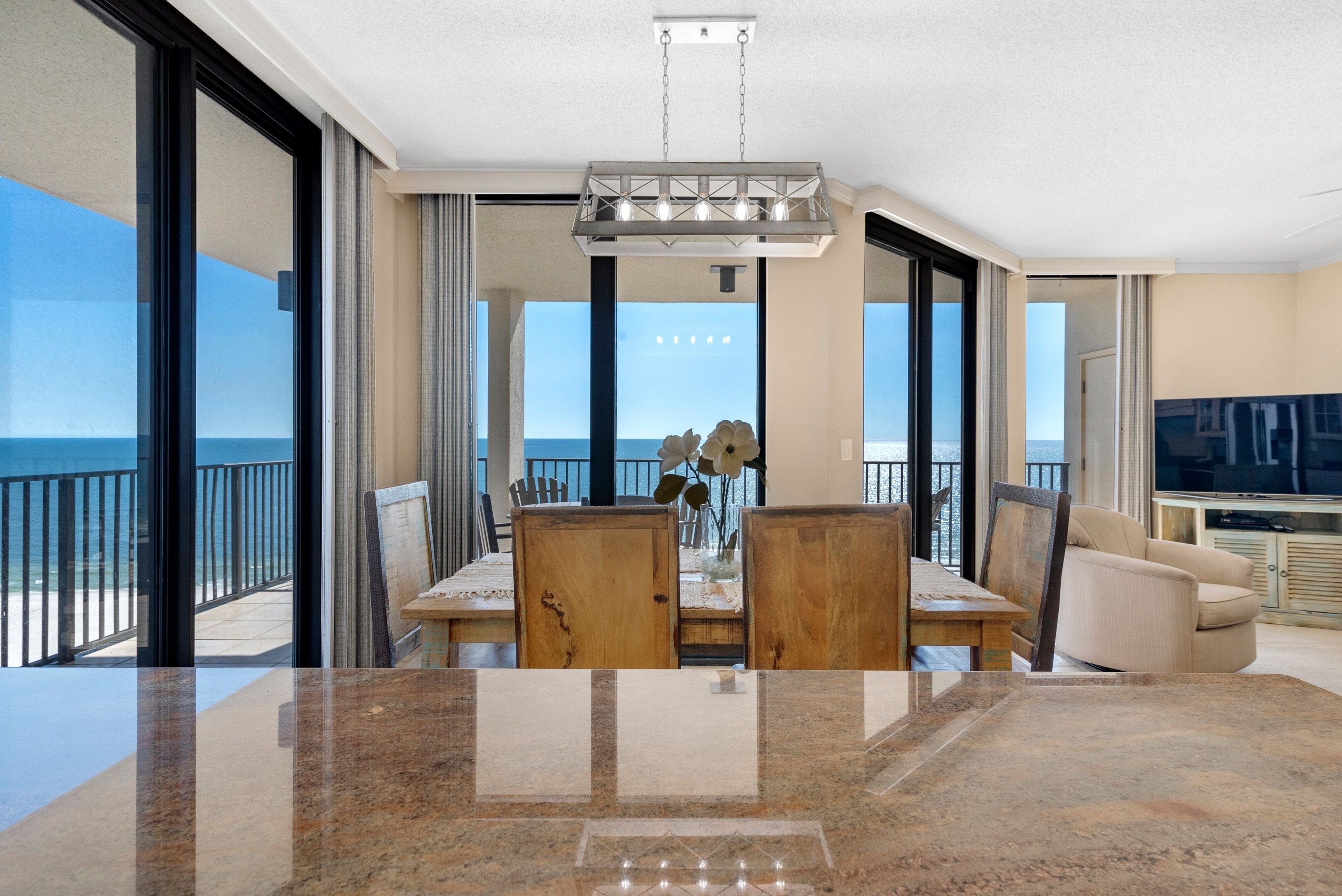 公寓客房, 3 間臥室 | 客廳 | 30-吋電視，提供有線頻道