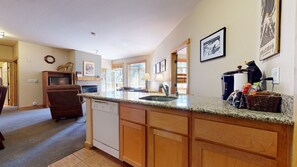 Condo, 2 habitaciones | Cocina privada | Refrigerador, cafetera y tetera y tostadora 