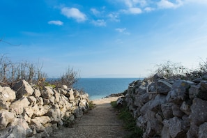 A stone pathway leading to a beach. - APARTMENT WITH LARGE TERRACE AND MAGNIFICANT SEA VIEW, 300 m FROM THE BEACH +PS4 (Labin)