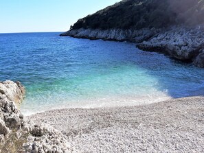 På stranden