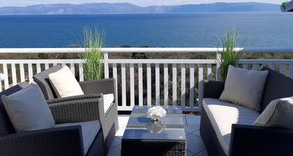 APARTMENT WITH LARGE TERRACE AND MAGNIFICANT SEA VIEW, 300 m FROM THE BEACH +PS4