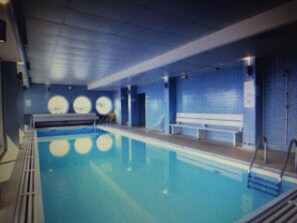 Una piscina techada, una piscina climatizada