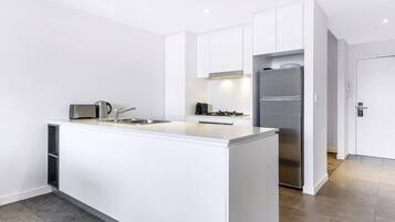 Een koelkast, een microgolfoven, een oven, een kookplaat