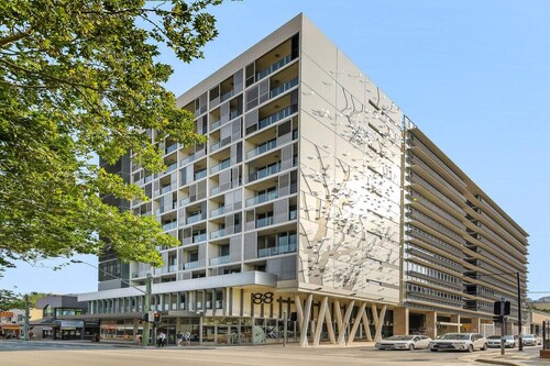 lovely 2 beds service apt in heart of  chatswood