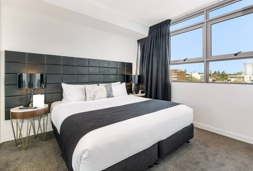 lovely 2 beds service apt in heart of  chatswood
