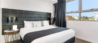 lovely 2 beds service apt in heart of  chatswood