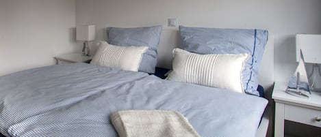 2 dormitoris, caixa forta a l'habitació i planxa i posts de planxar