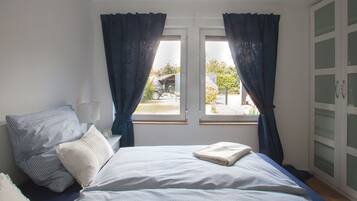 2 quartos, cofres nos quartos, ferros/tábuas de passar roupa, Wi-Fi