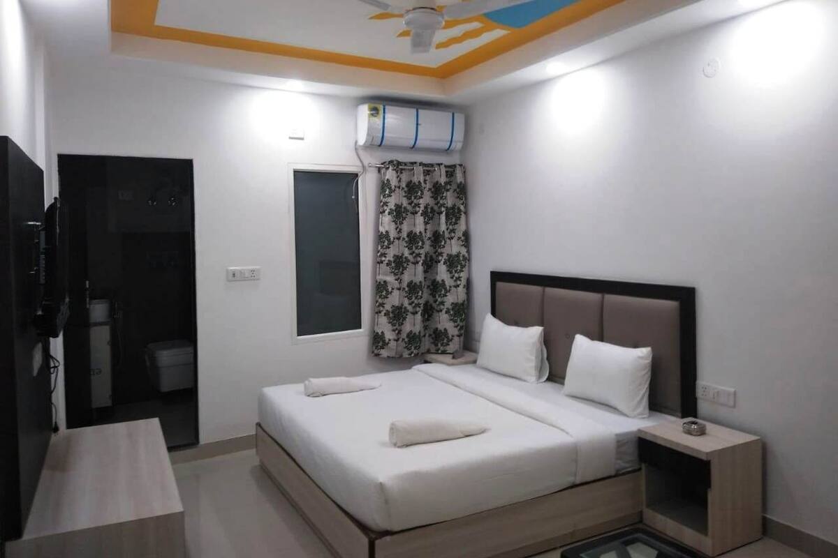 Deluxe Double Room, 1 Bedroom, City View | Iron/ironing board, rollaway beds, free WiFi