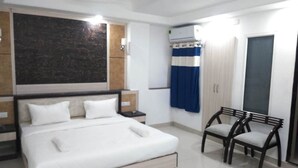 Deluxe Double Room, 1 Bedroom, City View | Iron/ironing board, rollaway beds (surcharge), WiFi (free) - Hotel Airport Magnum (New Delhi)
