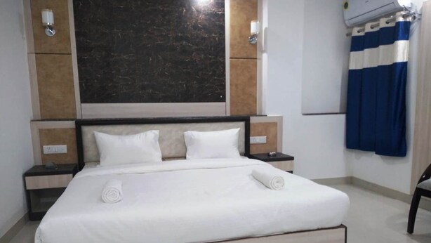 Deluxe Double Room, 1 Bedroom, City View | Iron/ironing board, rollaway beds (surcharge), WiFi (free) - Hotel Airport Magnum (New Delhi)