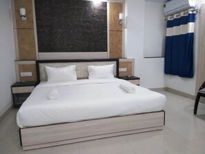 Deluxe Double Room, 1 Bedroom, City View | Seterika/papan seterika, katil lipat simpan/tambahan, Wi-fi percuma 