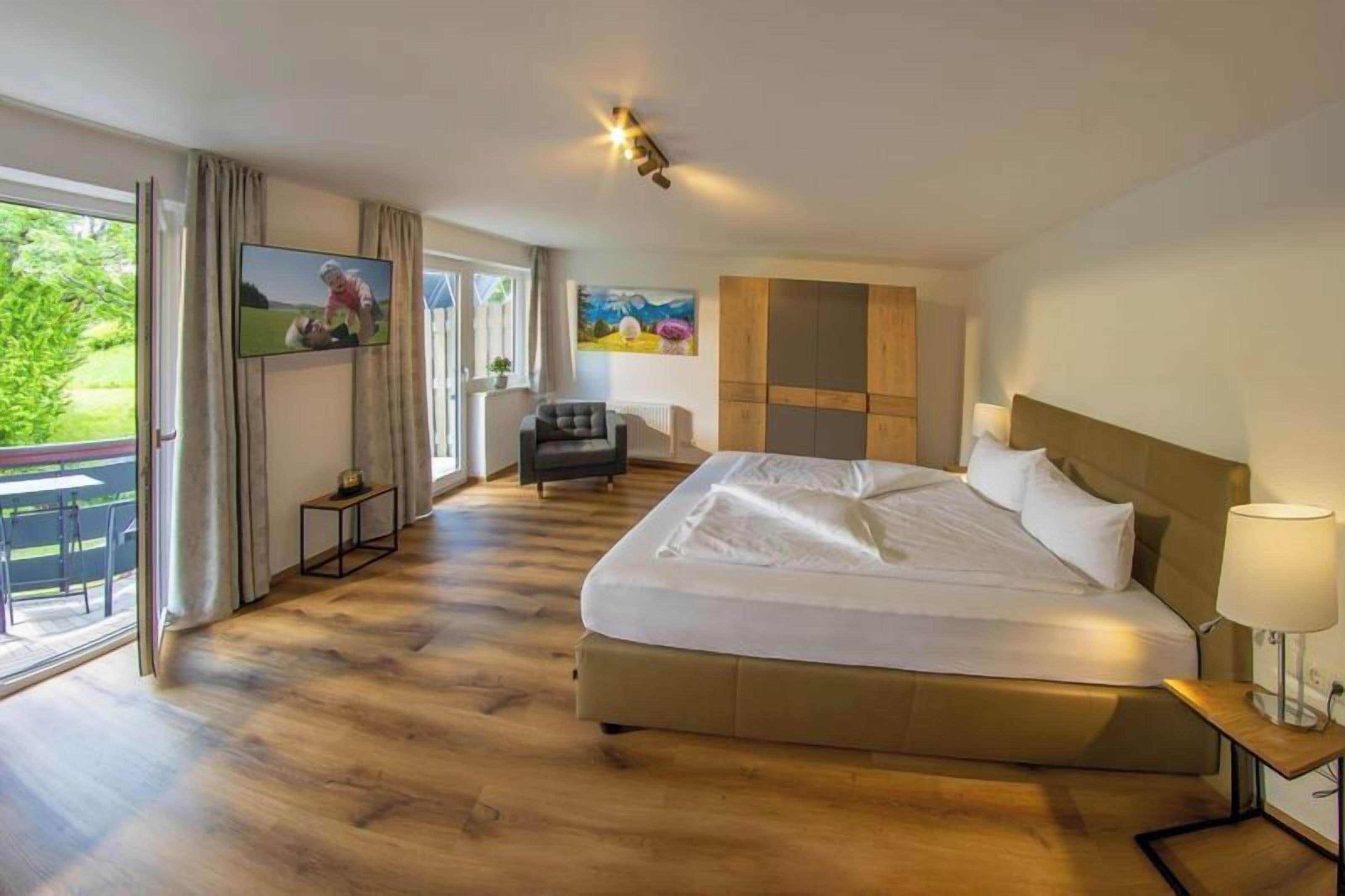 Comfort Room, Balcony | Hypo-allergenic bedding, desk, laptop workspace, blackout drapes