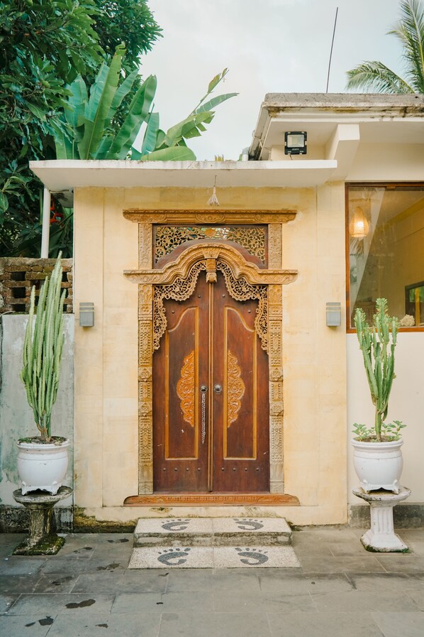 Premium bedding, down comforters, pillowtop beds, in-room safe - Zam Zam Anjani Villa (Selong Belanak)