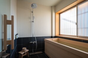 Kostenlose Toilettenartikel, Haartrockner, Handtücher