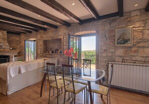 Dining - Holiday house near Bale and Rovinj with stunning view and near the sea (Golaš)