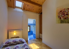 3 chambres, fer et planche à repasser, Wi-Fi, draps fournis