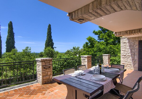 Outdoor dining - Holiday house near Bale and Rovinj with stunning view and near the sea (Golaš)