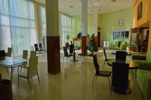 Tägliches kontinentales Frühstück (50 MAD pro Person)