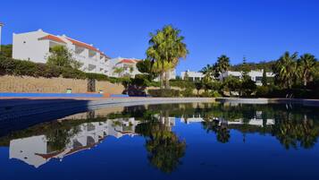 Indoor pool, 2 outdoor pools, pool loungers