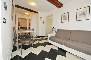 Flat-screen TV, DVD player - Casa Costa Serena, one step away from train station and cruise ships and Aquarium (Genova)