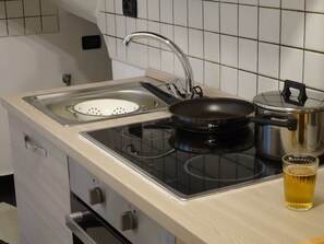 Kühlschrank, Ofen, Herdplatte, Kochgeschirr/Geschirr/Besteck