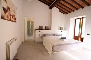 2 habitaciones, escritorio y tabla de planchar con plancha 