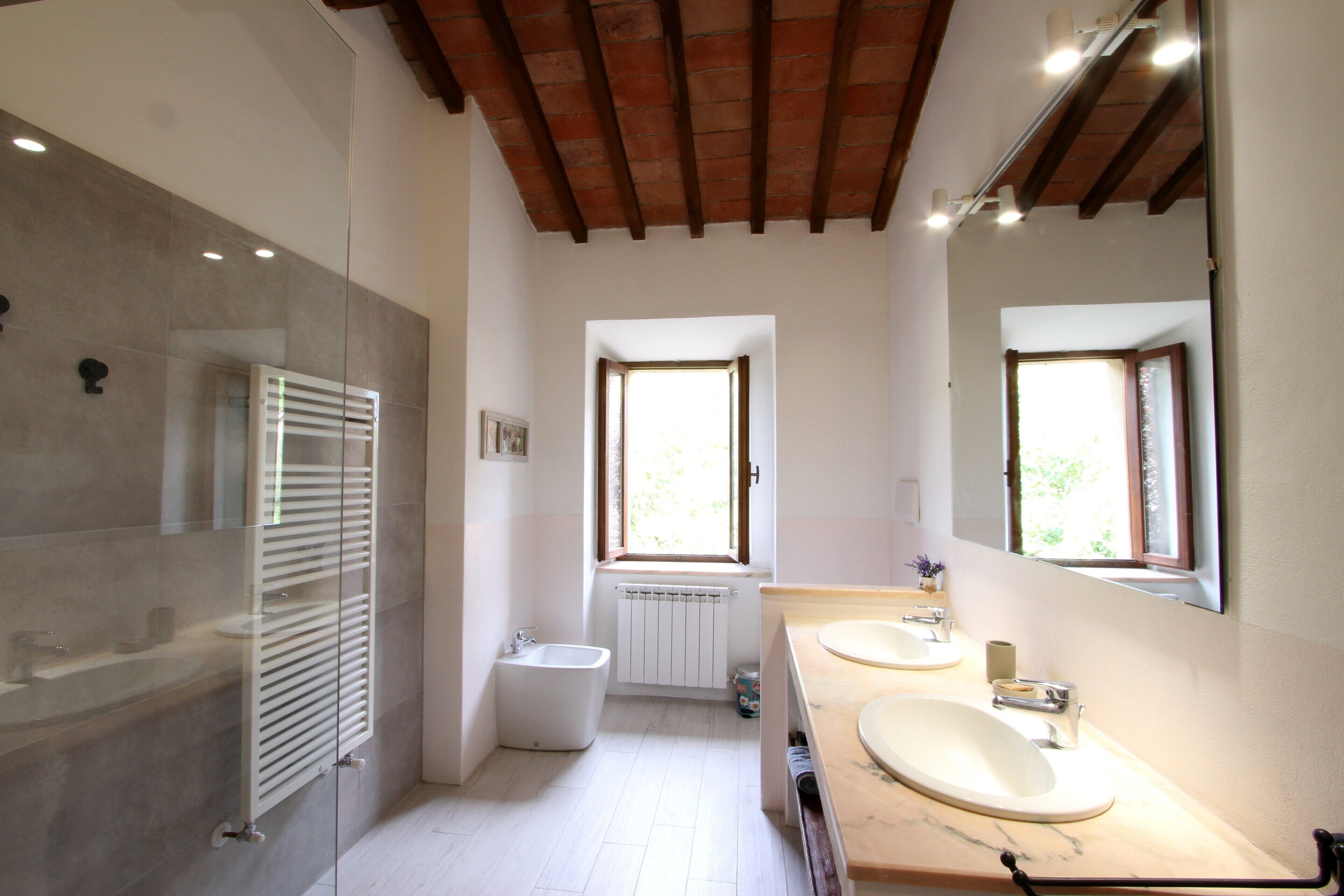 Dusche, Haartrockner, Bidet, Handtücher
