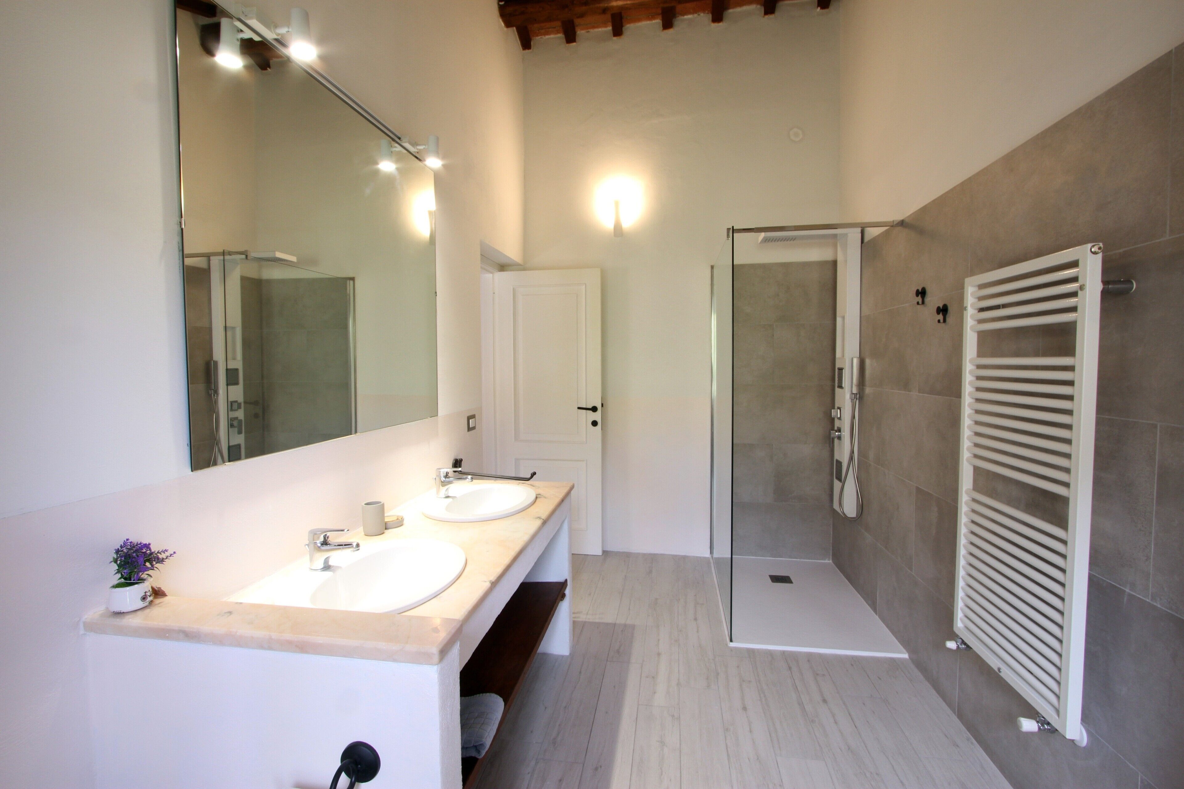 Dusche, Haartrockner, Bidet, Handtücher