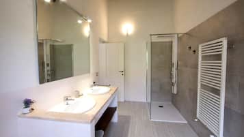 Dusche, Haartrockner, Bidet, Handtücher