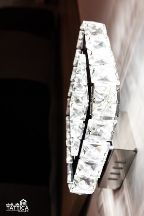 Um relógio com bracelete de diamantes em um suporte.