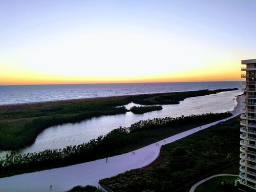 Beachfront, Renovated condo. Great views of the gulf. WiFi and heated pool.