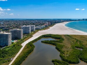 Ubicación a pie de playa, tumbonas y toallas de playa