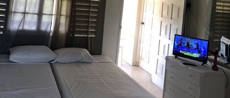 4 habitaciones, tabla de planchar con plancha, wifi y ropa de cama