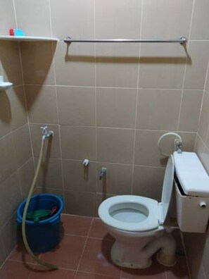 Shower, towels - De Pauh Private Chalet & Island (Pulau Tuba)