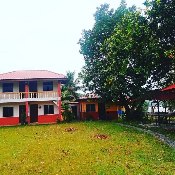 Vista frontal de la propiedad