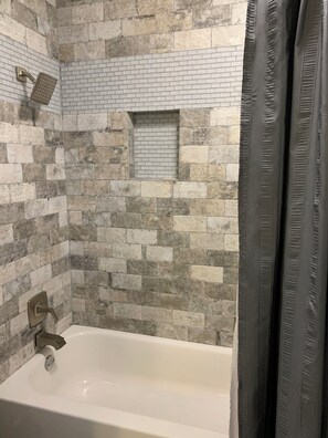 Ensemble douche/baignoire, sèche-cheveux, serviettes fournies