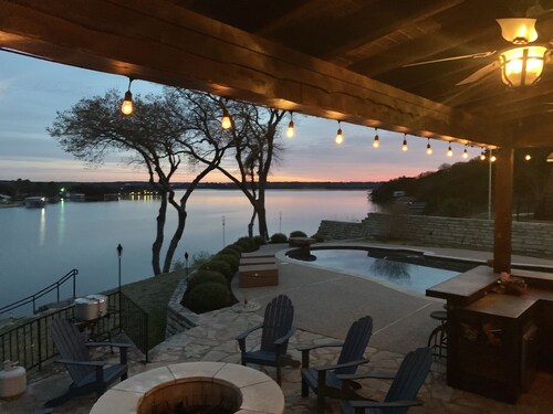 Järven rannalla sijaitseva kiinteistö uima-altaalla ja majakalla, josta on upeat näkymät järvelle.