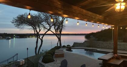 Järven rannalla sijaitseva kiinteistö uima-altaalla ja majakalla, josta on upeat näkymät järvelle.