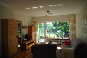 TV, books - Holiday house with large garden and wonderful view (Weinsfeld)