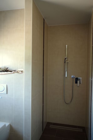 Bathtub, hair dryer, towels, soap - Holiday house with large garden and wonderful view (Weinsfeld)